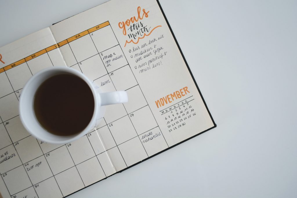 Tasse Kaffee auf einem Journal