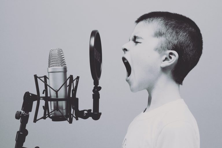 Kind schreit in ein Mikrofon